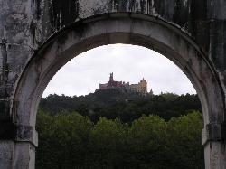 Pal�cio Nacional da Pena: Pal�cio da Pena (visto de Seteais) - Cliquetez pour agrandir