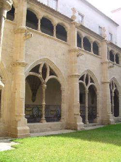 Iglesia de la Santa Cruz: Iglesia de la Santa Cruz: Claustro - Haga clic para aumentar