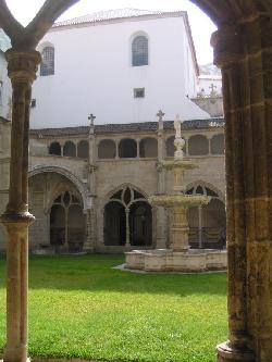 Iglesia de la Santa Cruz: Iglesia de la Santa Cruz: Claustro - Haga clic para aumentar