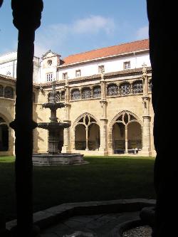 Iglesia de la Santa Cruz: Iglesia de la Santa Cruz: Claustro - Haga clic para aumentar