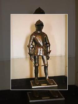 Museu Militar: Museu Militar: Sala das Armaduras - Cliquetez pour agrandir