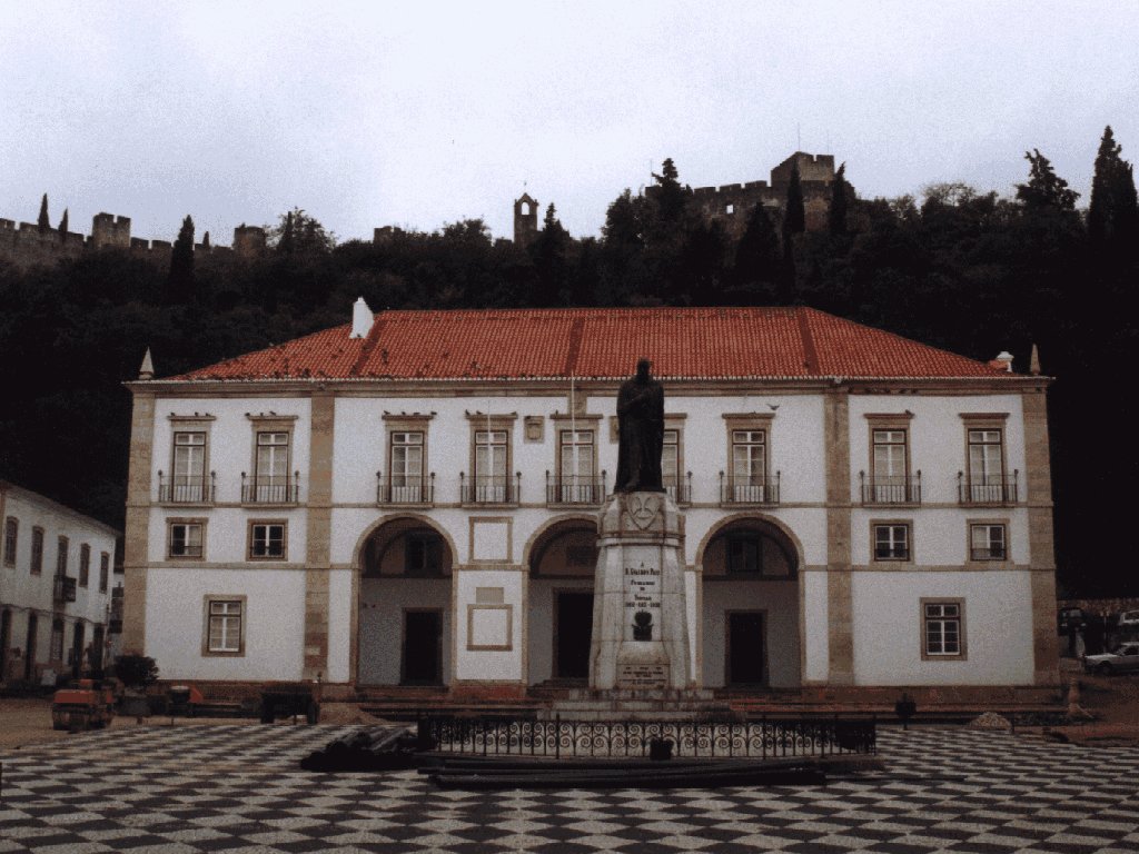 Cmara Municipal e castelo: Foto